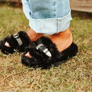 NWT SHE FLY BLACK FUZZY BUCKLE SLIPPERS